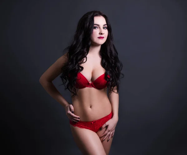 Сексуальная Красивая Модель Плюс Размер Красном Кружеве Белье Позирует Черном — стоковое фото
