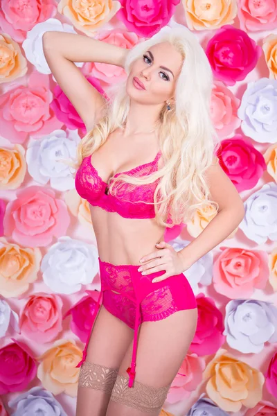 Retrato Mujer Rubia Joven Sexy Lencería Encaje Rosa Sobre Fondo — Foto de Stock