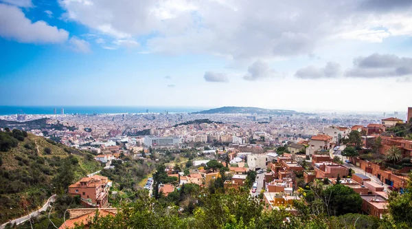 从城市周围的山丘上俯瞰巴塞罗那美丽的空中风景 — 图库照片