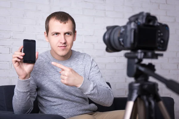 Joven Video Blogger Haciendo Nuevo Video Sobre Teléfonos Inteligentes —  Fotos de Stock