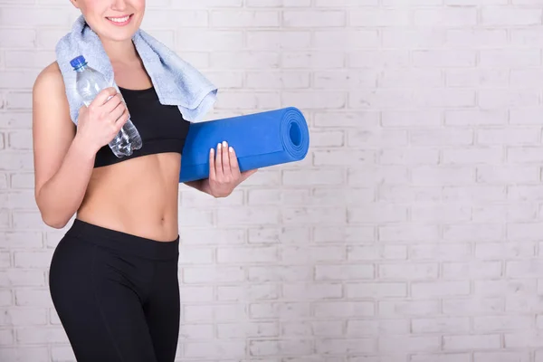 Sportkonzept Junge Schlanke Frau Mit Yogamatte Steht Über Weißer Ziegelwand — Stockfoto