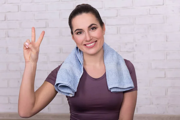 Jovem Mulher Desportiva Gesticulando Sobre Fundo Parede Tijolo Branco — Fotografia de Stock