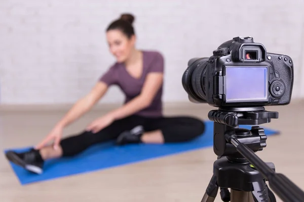 Mulher Esportiva Blogueiro Fazendo Vídeo Sobre Esporte — Fotografia de Stock