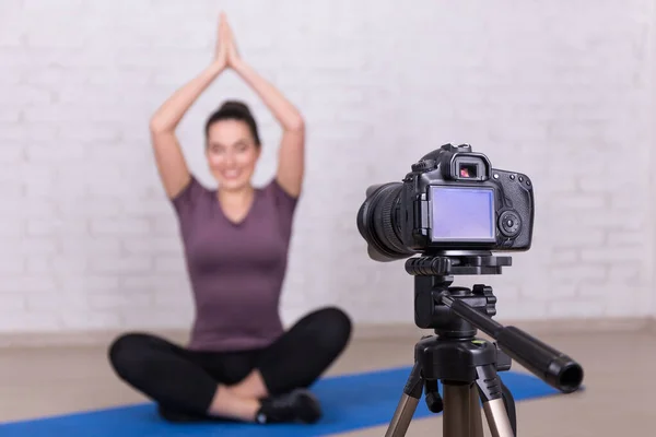 Joven Slim Blogger Haciendo Video Sobre Deporte Yoga —  Fotos de Stock