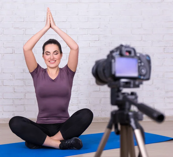 Bela Mulher Blogger Fazendo Novo Vídeo Sobre Esporte Ioga — Fotografia de Stock