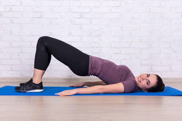 Magro Mulher Esportiva Fazendo Exercícios Para Músculos Abdominais Tapete Ioga — Fotografia de Stock