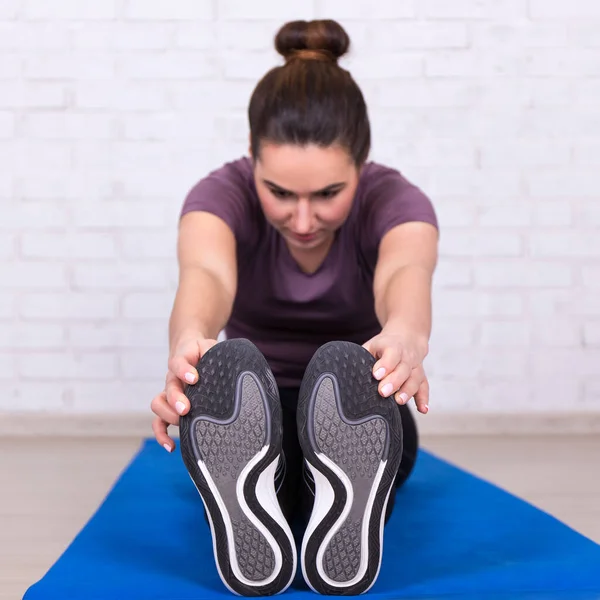 Gezonde Levensstijl Concept Jonge Vrouw Doen Stretching Oefening Yoga Mat — Stockfoto