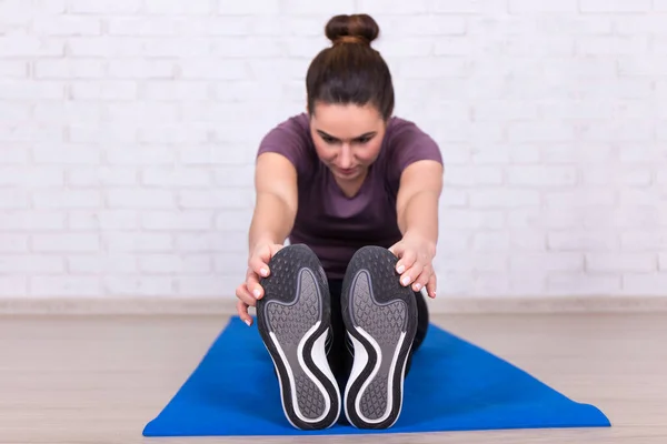 Hälsosam Livsstil Koncept Framsidan Ung Kvinna Gör Stretching Motion Yogamatta — Stockfoto