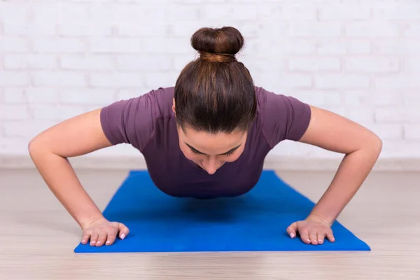 Jovem Bela Mulher Magra Fazendo Exercício Prancha — Fotografia de Stock