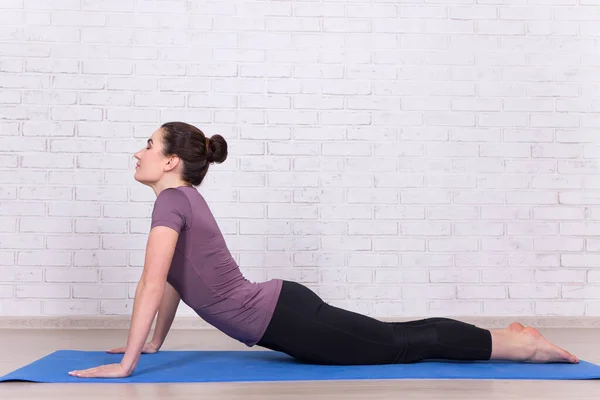 Visão Lateral Jovem Mulher Magra Fazendo Exercícios Alongamento Casa — Fotografia de Stock