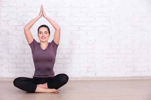 Schlanke Sportliche Frau Beim Yoga Über Weißem Backsteinmauern Hintergrund — Stockfoto