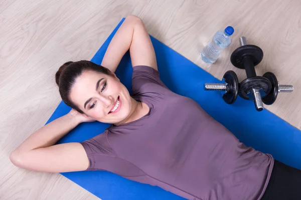 Bovenaanzicht Van Jonge Slanke Vrouw Liggend Yoga Mat Training — Stockfoto