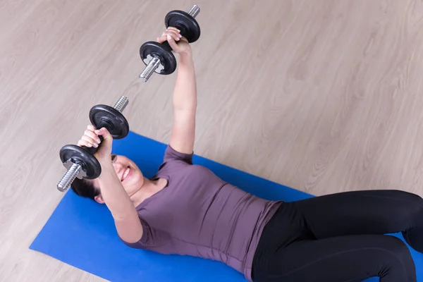 Magro Mulher Desportiva Fazendo Exercícios Com Halteres Chão — Fotografia de Stock