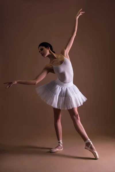 Mooie Vrouw Ballerina Tutu Poseren Tenen Beige Achtergrond — Stockfoto
