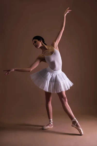 Bela Mulher Bailarina Tutu Posando Sobre Dedos Dos Pés Sobre — Fotografia de Stock