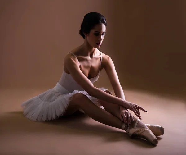 Fiatal Gyönyörű Balett Táncos Tutu Pihenés Edzés Után — Stock Fotó
