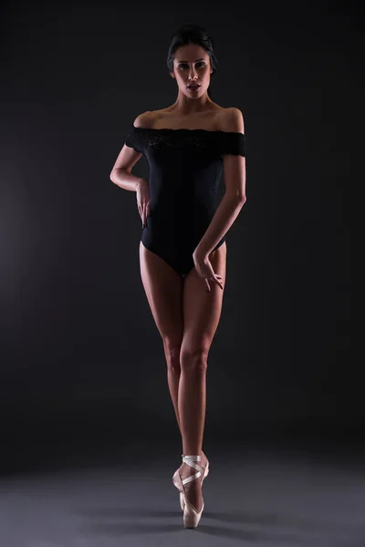 Bela Mulher Bailarina Corpo Preto Terno Posando Sobre Dedos Dos — Fotografia de Stock