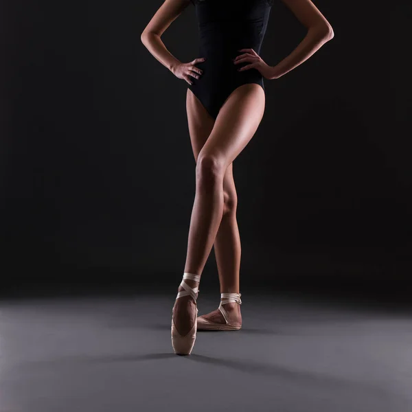 Közelről Balett Táncos Lábak Felett Szürke Háttér — Stock Fotó