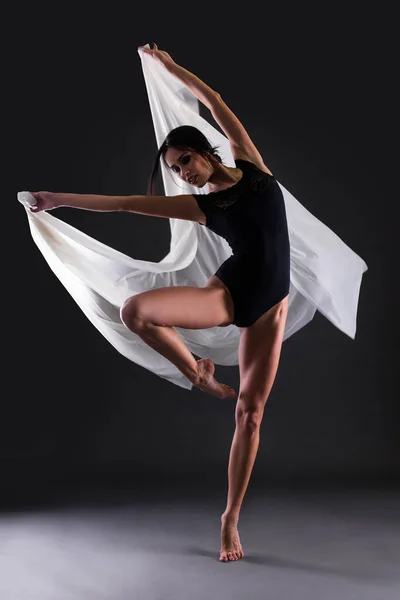 Jong Mooi Vrouw Ballerina Zwart Lichaam Pak Dansen Grijs Achtergrond — Stockfoto