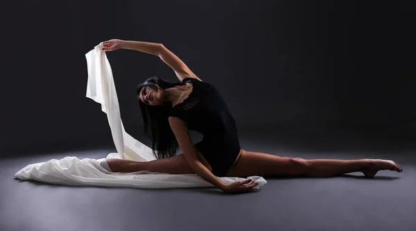 Jovem Bela Mulher Bailarina Terno Corpo Preto Sentado Fio Sobre — Fotografia de Stock