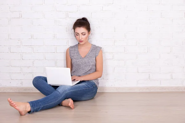 Jovem Bela Mulher Sentada Chão Com Laptop Branco — Fotografia de Stock