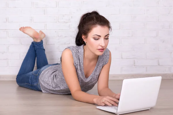 Jong Mooi Vrouw Liggend Vloer Met Witte Laptop — Stockfoto