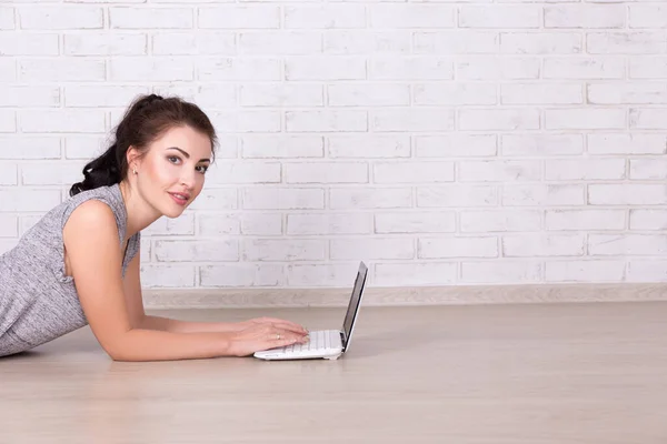 Hermosa Mujer Acostada Suelo Uso Computadora Portátil Casa Espacio Sobre — Foto de Stock