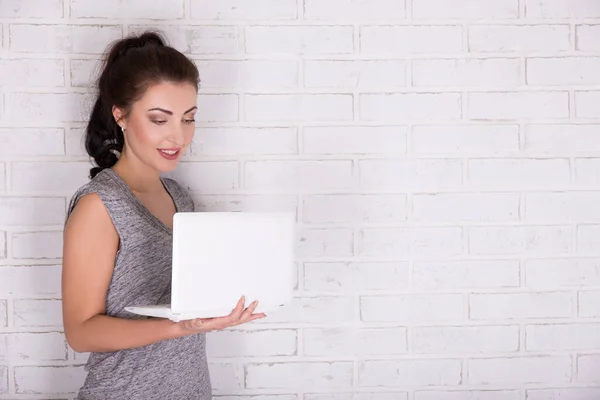 Internet Social Media Concept Mooie Vrouw Met Laptop Witte Bakstenen — Stockfoto