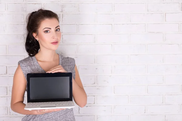 Young Beautiful Woman Showing Laptop Blank Screen White Brick Wall — Stock Photo, Image