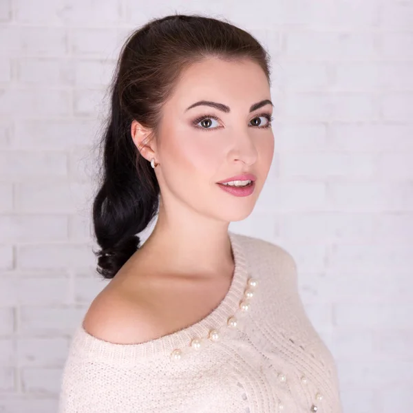 Close Retrato Jovem Bonito Bela Mulher Sobre Parede Tijolo Branco — Fotografia de Stock