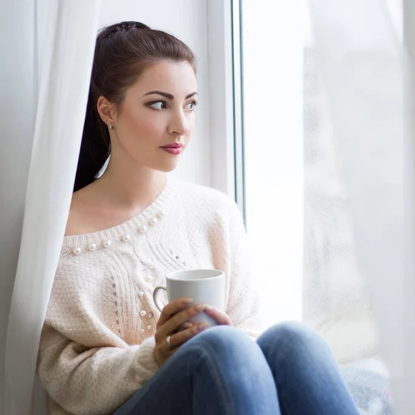 Hermosa Mujer Bebiendo Café Mirando Por Ventana — Foto de Stock