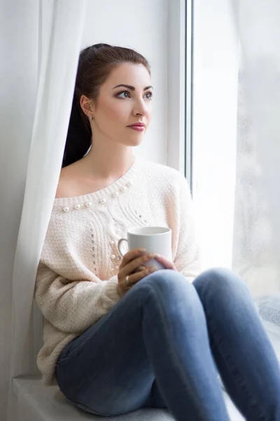 Linda Joven Hermosa Mujer Bebiendo Café Mirando Por Ventana —  Fotos de Stock