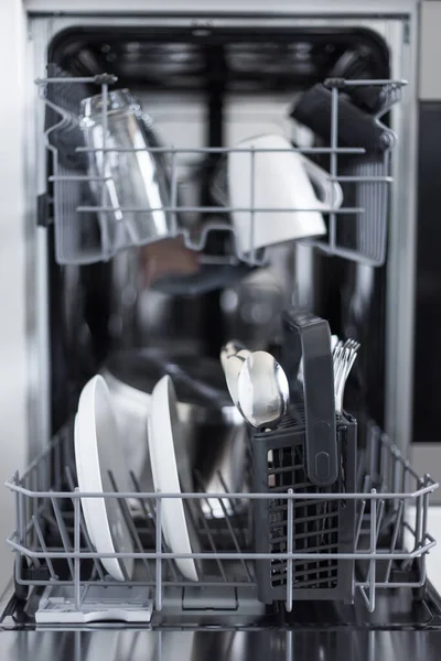 在现代厨房里用干净的器皿把开著的洗碗机关上 — 图库照片