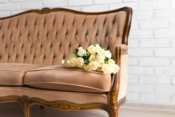 Nahaufnahme Schöner Rosenblüten Auf Vintage Sofa — Stockfoto