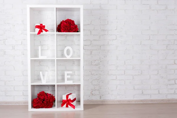 Valentine Day Concept Μοντέρνο Ξύλινο Ράφι Λουλούδια Και Δώρα Φόντο — Φωτογραφία Αρχείου