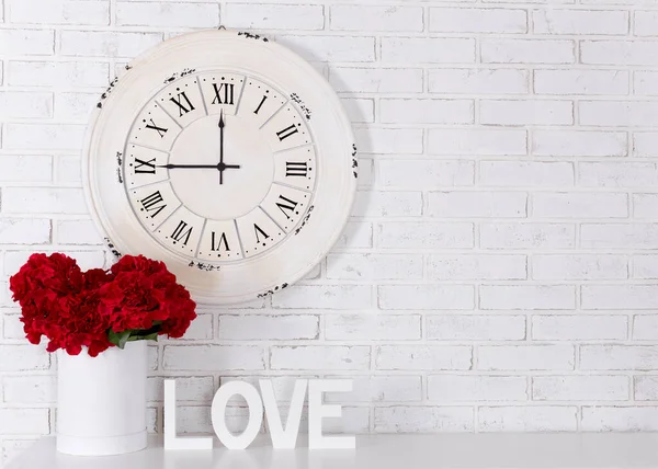 Love Concept Drewniane Litery Tworzące Słowo Love Kwiaty Vintage Zegar — Zdjęcie stockowe