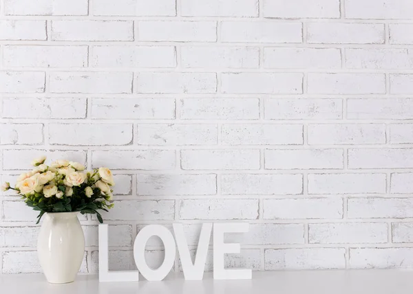 Białe Drewniane Słowo Miłość Kwiaty Przestrzeń Białym Tle Cegły Ściany — Zdjęcie stockowe