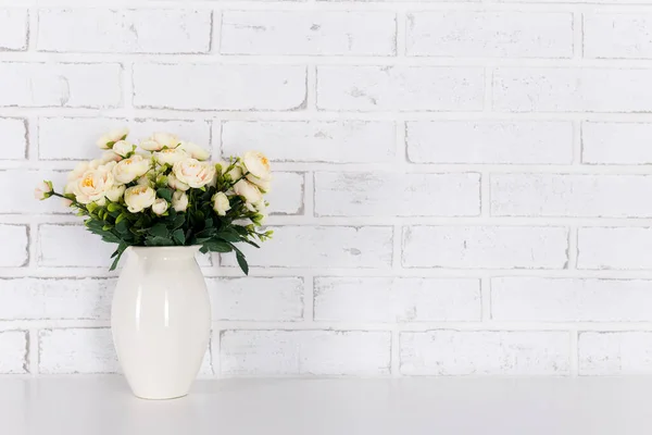 Blumen Auf Dem Tisch Über Weißem Backstein Hintergrund — Stockfoto