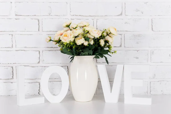 Τριαντάφυλλο Λουλούδια Και Λευκό Ξύλινο Λέξη Αγάπη Πάνω Από Λευκό — Φωτογραφία Αρχείου