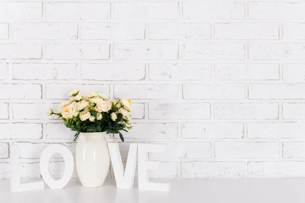 Yaz Arkaplanı Gül Çiçekleri Ahşap Kelime Aşk Beyaz Tuğla Duvar — Stok fotoğraf