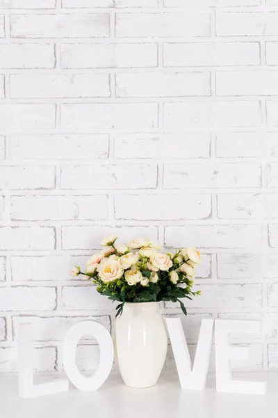 Rose Blumen Und Hölzerne Wort Liebe Über Weißen Backstein Wand — Stockfoto