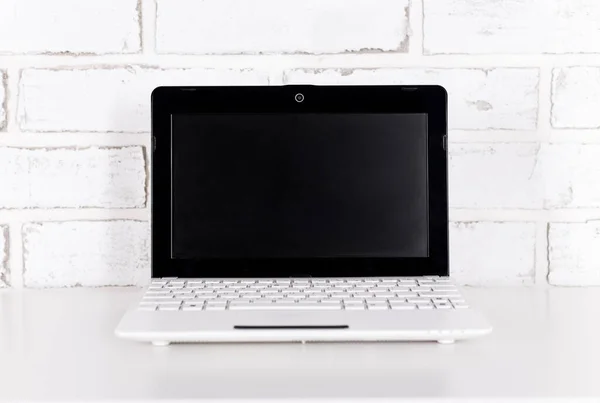 Modern Dizüstü Bilgisayar Beyaz Tuğla Duvar Arkaplanı — Stok fotoğraf