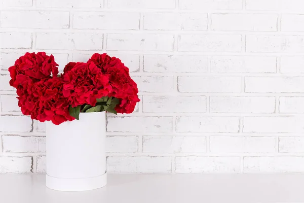 Fleurs Rouges Dans Vase Dans Table Sur Mur Briques Blanches — Photo