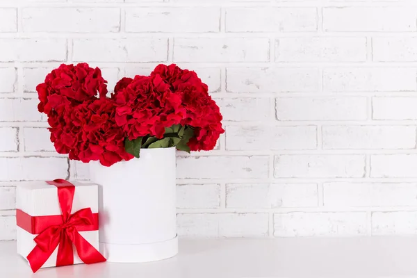 Födelsedag Eller Alla Hjärtans Dag Bakgrund Vackra Röda Blommor Och — Stockfoto