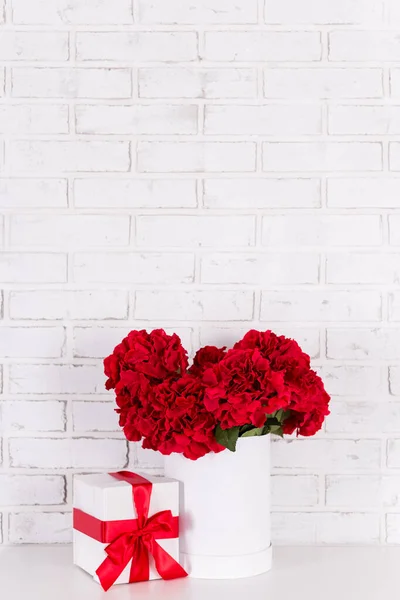 Aniversário Dia Dos Namorados Fundo Belas Flores Vermelhas Vaso Caixa — Fotografia de Stock