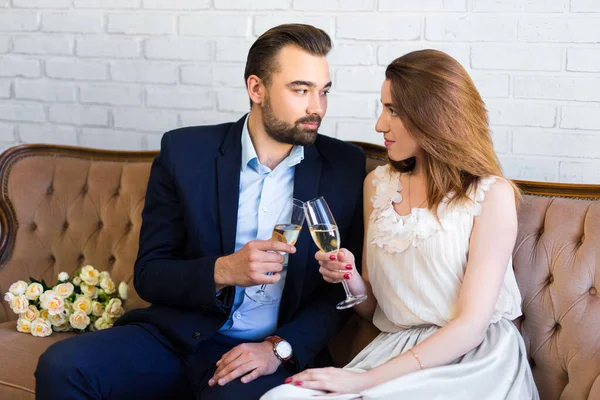 Porträt Eines Jungen Schönen Paares Das Hause Etwas Mit Champagner — Stockfoto