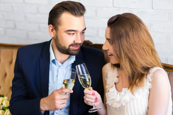 Glada Unga Vackra Par Med Glas Champagne Firar Något — Stockfoto