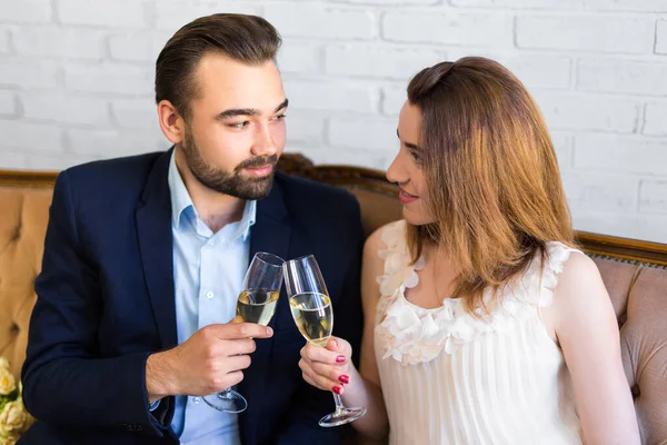 Dating Konzept Junges Schönes Paar Trinkt Hause Champagner — Stockfoto