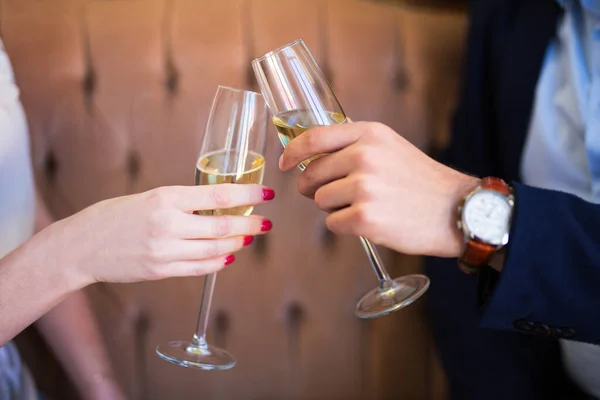 Concepto Citas Primer Plano Copas Champán Manos Masculinas Femeninas — Foto de Stock