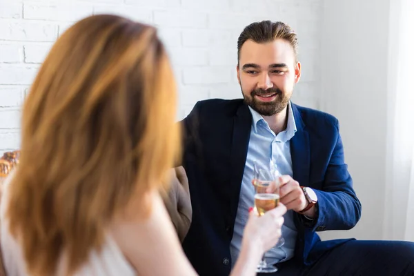 Kärlek Och Dejting Koncept Unga Vackra Par Dricka Champagne Hemma — Stockfoto